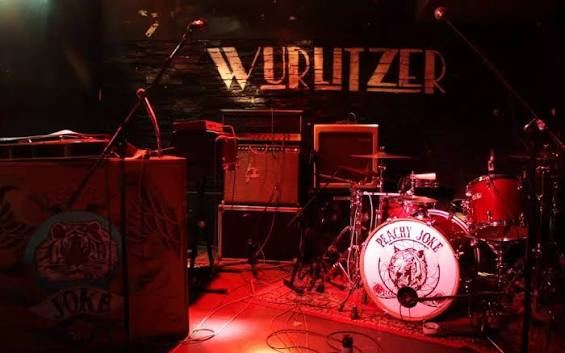 Banda tocando en el escenario bajo del Wurlitzer Ballroom